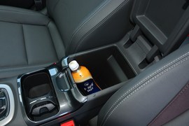 中央扶手箱空间