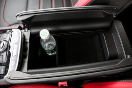 中央扶手箱空间