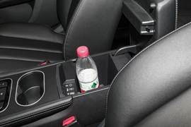 中央扶手箱空间