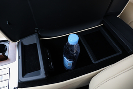 中央扶手箱空间