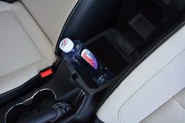 中央扶手箱空间