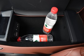 中央扶手箱空间