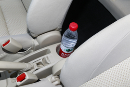 中央扶手箱空间