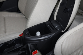 中央扶手箱空间