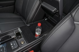 中央扶手箱空间