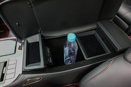 中央扶手箱空间