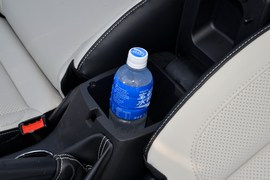 中央扶手箱空间