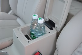 中央扶手箱空间