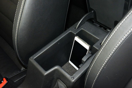 中央扶手箱空间