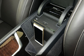 中央扶手箱空间