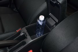 中央扶手箱空间