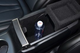 中央扶手箱空间