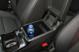 中央扶手箱空间