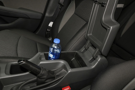 中央扶手箱空间