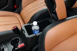 中央扶手箱空间