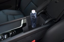 中央扶手箱空间