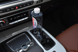 中央扶手箱空间