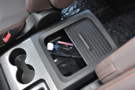 中央扶手箱空间