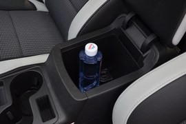 中央扶手箱空间