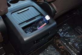 中央扶手箱空间