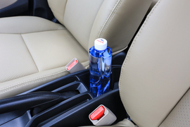 中央扶手箱空间