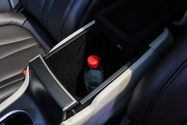 中央扶手箱空间