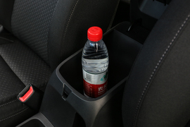 中央扶手箱空间