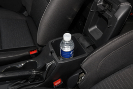 中央扶手箱空间