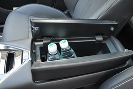 中央扶手箱空间