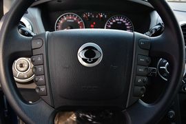 2014款双龙爱腾2.3L两驱自动精英汽油版