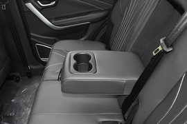 中央扶手箱空间