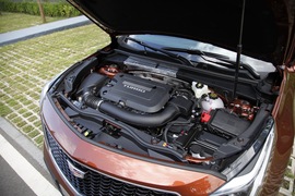 2018款凯迪拉克XT4 28T 四驱铂金运动型