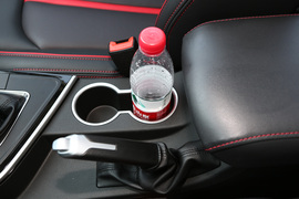 中央扶手箱空间