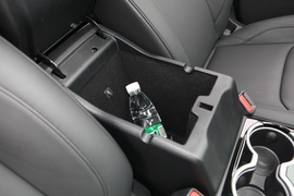 中央扶手箱空间