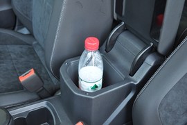 中央扶手箱空间