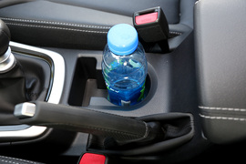 中央扶手箱空间