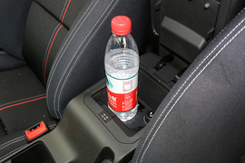 中央扶手箱空间