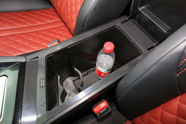 中央扶手箱空间