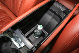 中央扶手箱空间