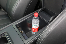 中央扶手箱空间