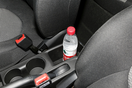 中央扶手箱空间