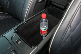 中央扶手箱空间