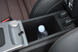 中央扶手箱空间