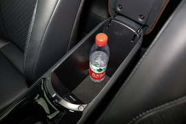 中央扶手箱空间