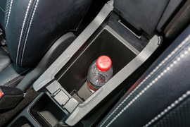 中央扶手箱空间