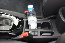 中央扶手箱空间