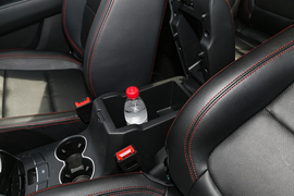 中央扶手箱空间