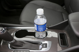 中央扶手箱空间