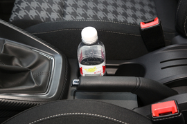 中央扶手箱空间