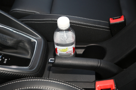 中央扶手箱空间